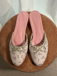 Kiss and Kitten Flo in Size 4