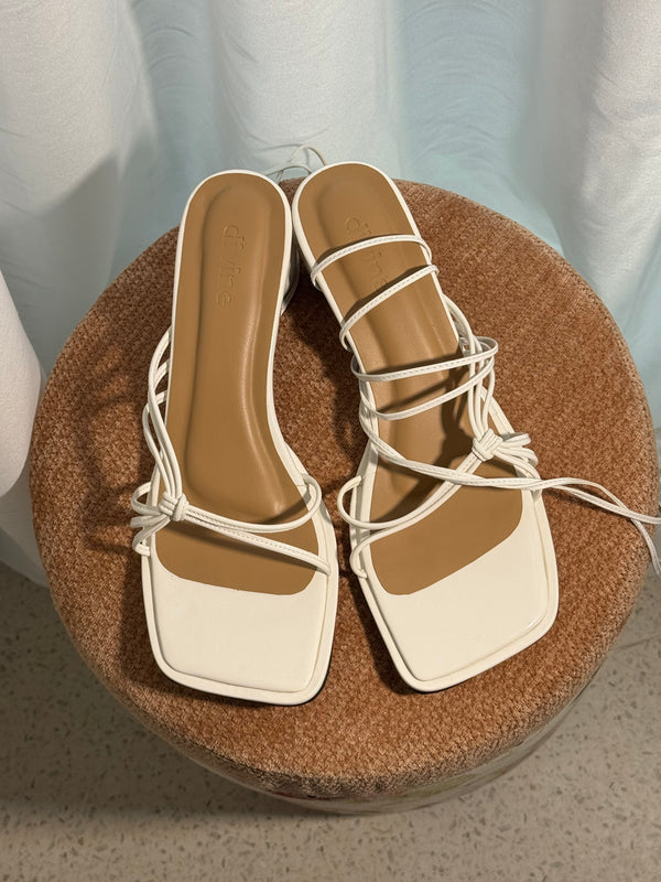 Demure Glossy White Size 3